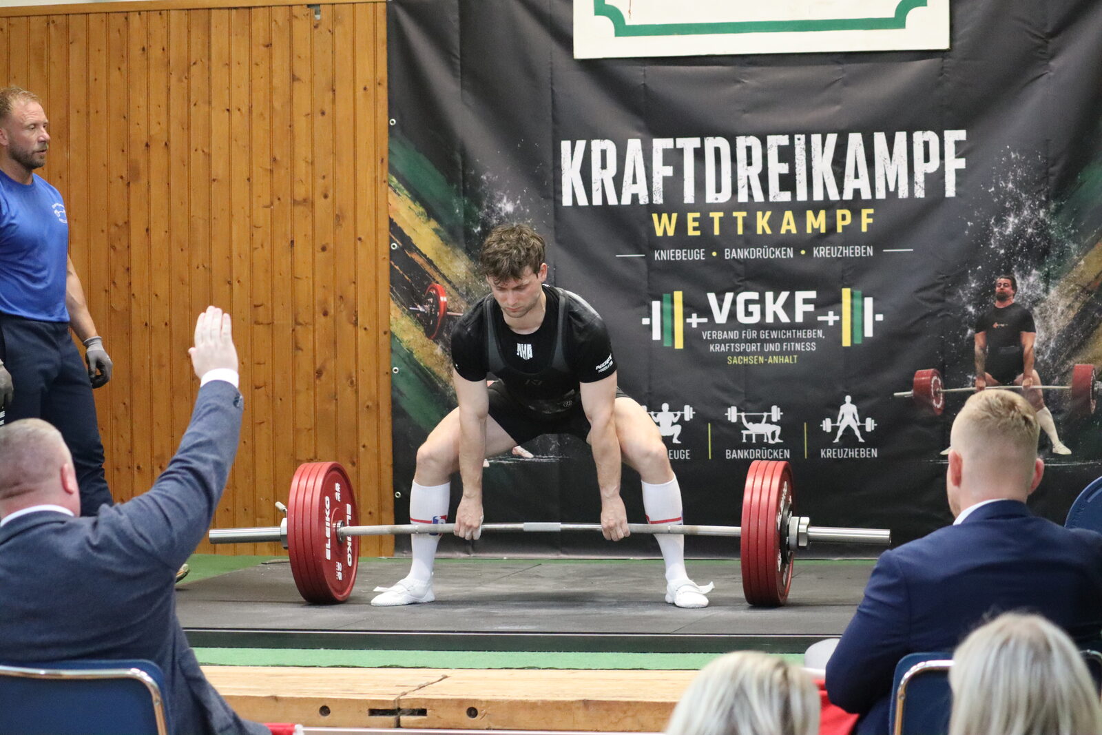 Kniebeuge im Wettkampf beim Kraftdreikampf